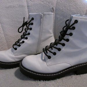 Forever 21 black and white boots size: 7.5 womans